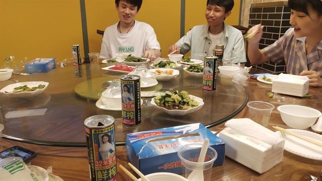  龙虾|梦泪与KPL解说瓶子、琪琪一起吃龙虾，吃饱之后，梦泪的一个举动太暖心了
