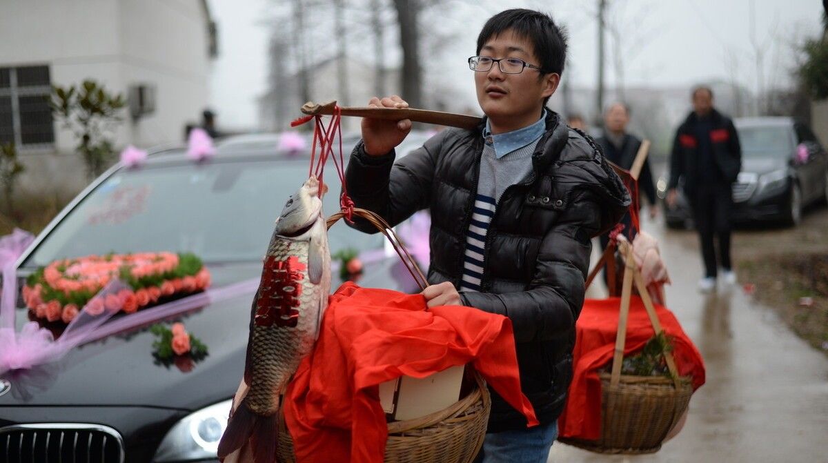 女方父母|为何现在彩礼越来越高，轻则10万，重则50万，最后钱都去哪了？
