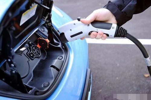 遮羞布|一场春运，揭开新能源车的遮羞布，跑趟高速车主哭了