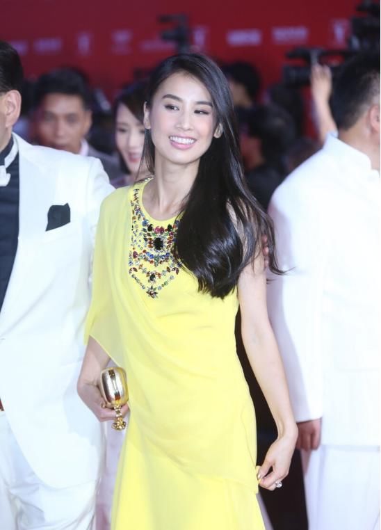 看上去|黄圣依人到中年没老感，穿甜美系的连衣裙，气场依旧很“贵妇”