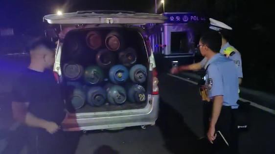  易燃易爆|可怕！一面包车塞了13个煤气罐，结果……
