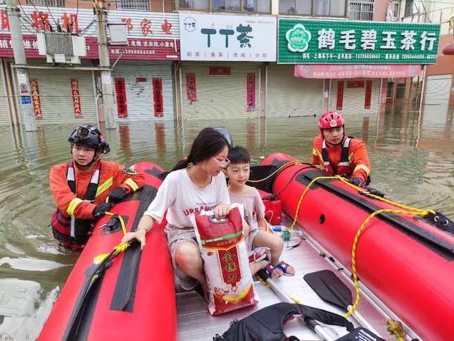 消防|冲、冲、冲……再入鹤毛镇,上海消防救援队7小时疏散200余名被困群众