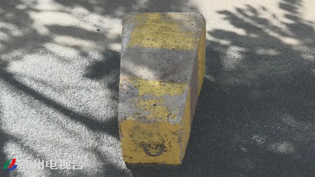 路段|潮州福安路段道路中间停放着近10辆私家车，把路面当成了自己的停车场