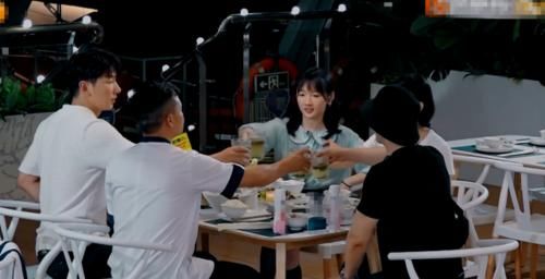  看清|《中餐厅》被曝造假！赵丽颖直接“露馅”了？看清碗底：别装了！