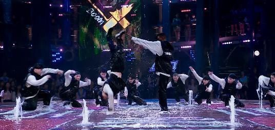  删减|王一博战队水舞台险胜，钟汉良删减技巧动作，导演忽略安全因素
