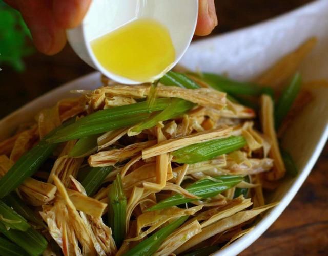  控制|低油饮食怎么做？教你7个做菜小技巧，多油变少油控制3小勺内