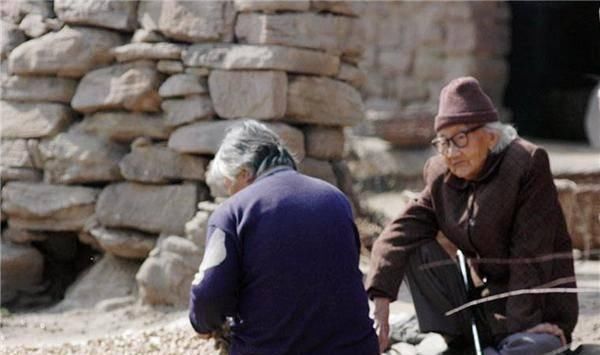 生活|孤寡老人丈夫女儿早逝，天天吃咸菜度日，死后遗产6人清点3小时