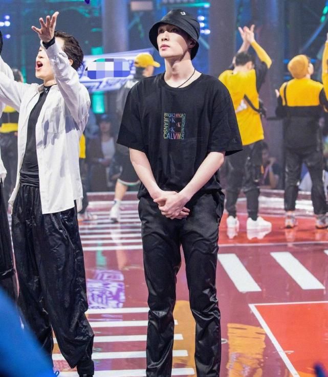  表现出色|张艺兴在《这就是街舞》中表现出色，作品“莲龙出海”创造奇迹