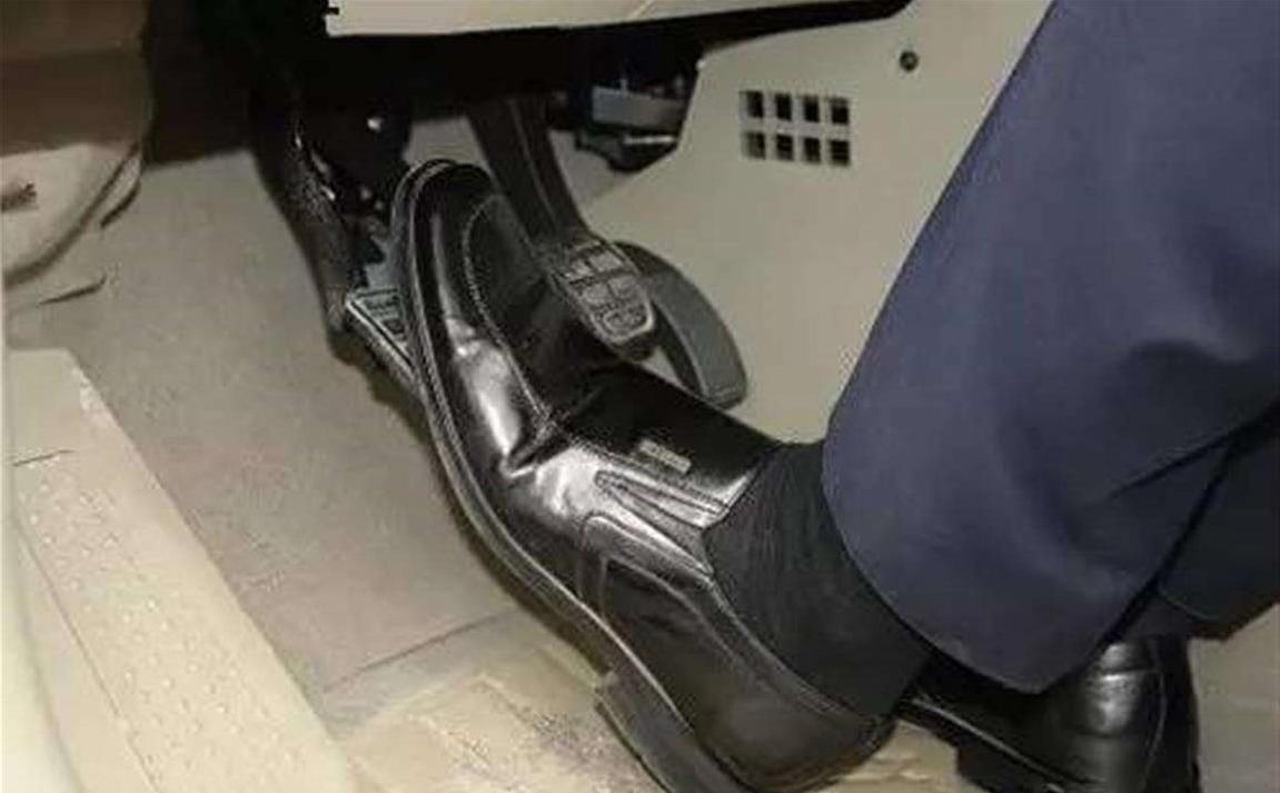  喝酒|女司机道路上S形开车，交警忙拦停查酒驾，打开车窗倒吸一口凉气