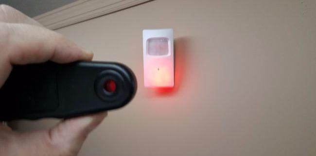 房间内|情侣旅游发现针孔摄像机正对床! 教您几招检查针孔摄像机