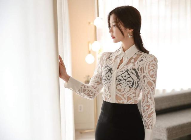  孙允珠|美女孙允珠搭配蕾丝镂空套装，尽显时尚潮流气息