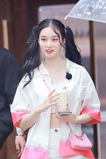  如今|徐艺洋未能出道又怎样，如今双马尾造型录综艺，少女感满满