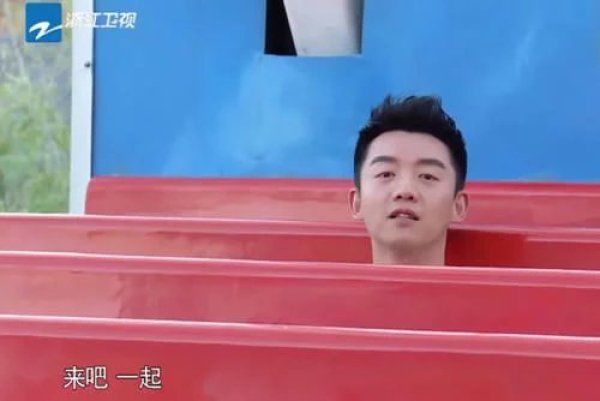 郑恺|郑恺邀女编导坐海盗船,意外暴露女生颜值,网友:这谁不想娶?