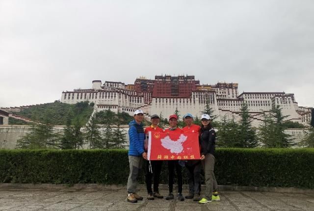 冒雨|布达拉宫前合影,自行车打包托运,冒雨闲逛八廓街