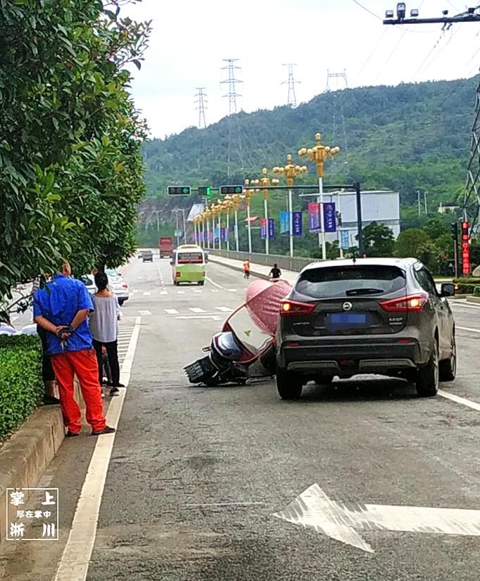  三桥|车祸！事发淅川三桥，一轿车与电动车碰撞！