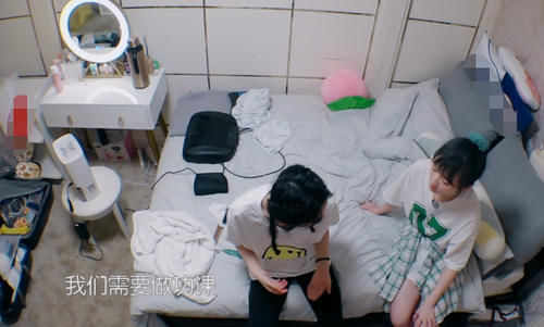  最真实|赵丽颖不吃饭躲房间里，镜头拍摄到房间全景：这哪像女孩住的地方？