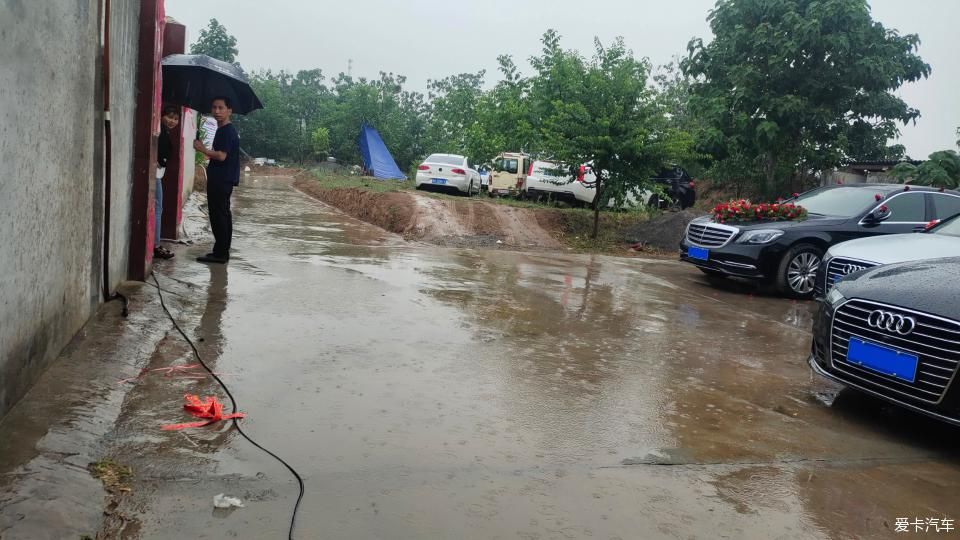 干干净净|老家兄弟结婚，大汉来当录像车！