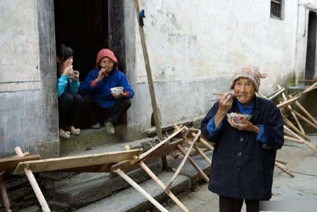 流浪|都是自己的家，却像在流浪，农村老人该不该吃“轮饭”？我们来看看