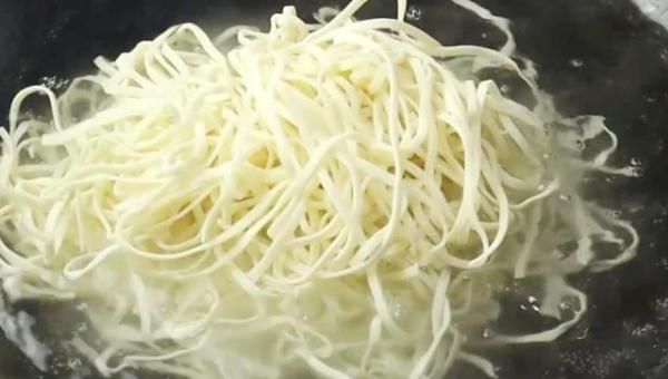 碗里|煮面条不要水开下锅,教你简单这样做,面条爽滑劲道,比买的好吃