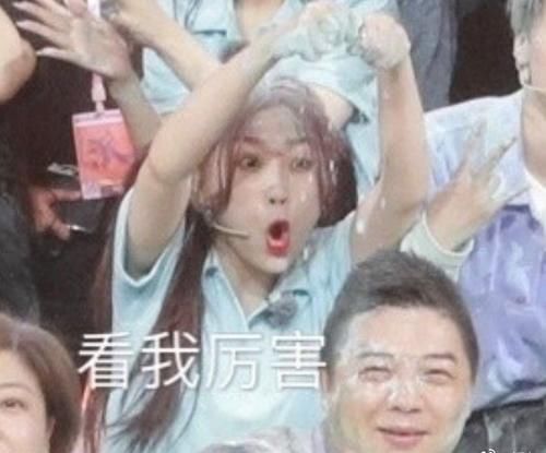  节目|THE9团综公开收官大合照，虞书欣给老板头上撒面粉，真是艺高人胆大