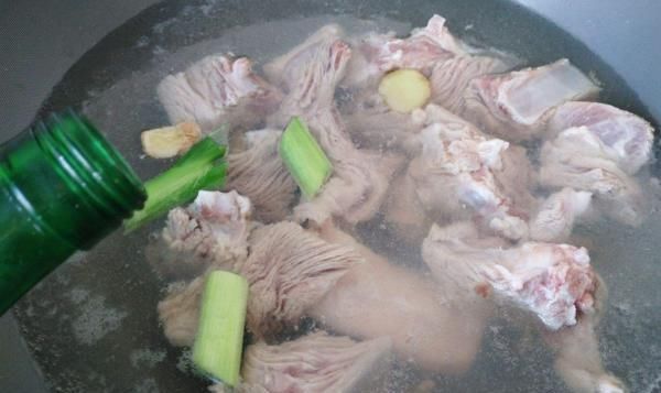 大厨|为什么排骨焯水后又腥又柴?看完大厨的做法才明白,原来水用错了