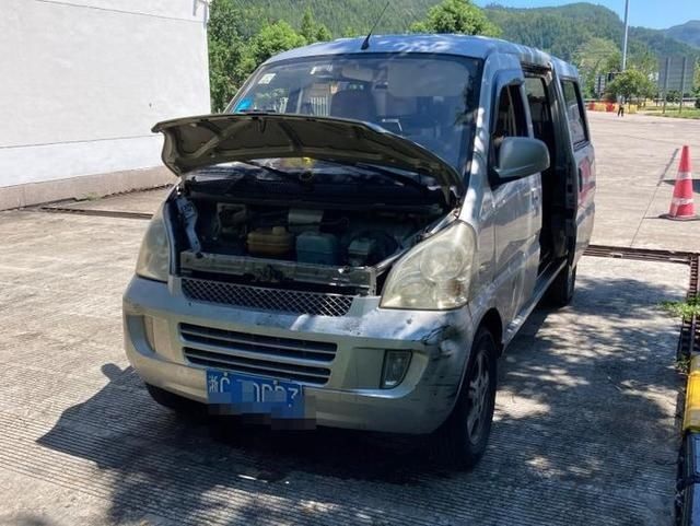  上套|错过服务区倒车一百多米，还自作聪明在车牌上套了个塑料袋