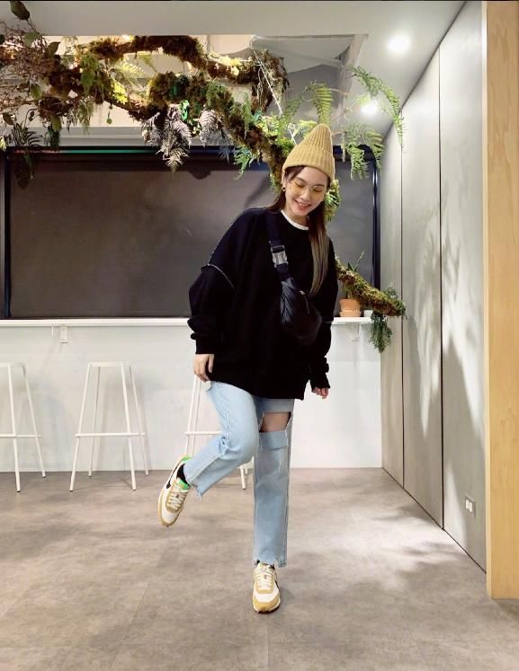 发色|杨丞琳穿搭日系小清新，发色搭配服装更亮眼，造型又甜又盐