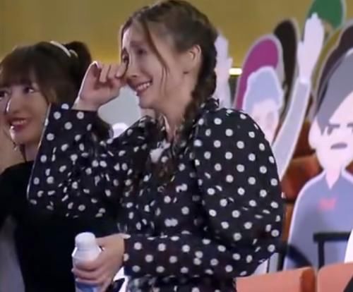 或许|蔡徐坤登台领奖时,谁注意到了baby浮夸的表情,导演组都没敢给其镜头