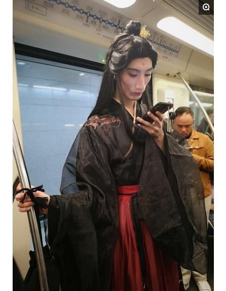 男扮女装|1.8米男子男扮女装穿汉服,现身上海地铁,大妈的表情一下子亮了