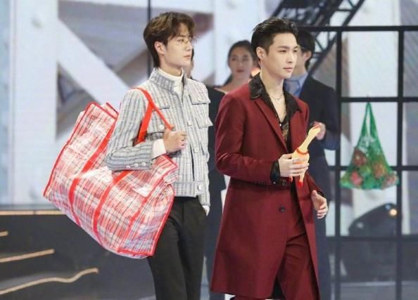  吃火锅|高冷王子一起吃火锅，王一博张艺兴惨被嘲笑，喝水都用牙刷架