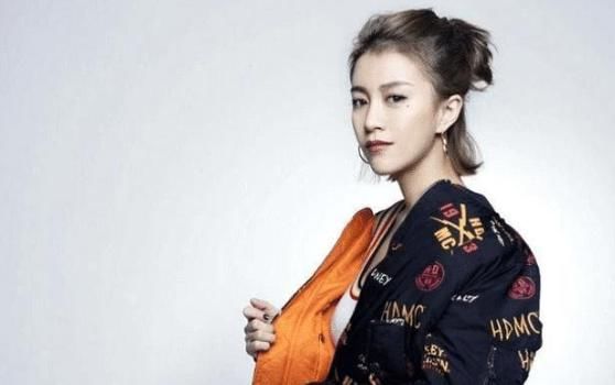  身价|她曾被张碧晨淘汰，如今身价却甩她几条街，唱的好不如嫁的好