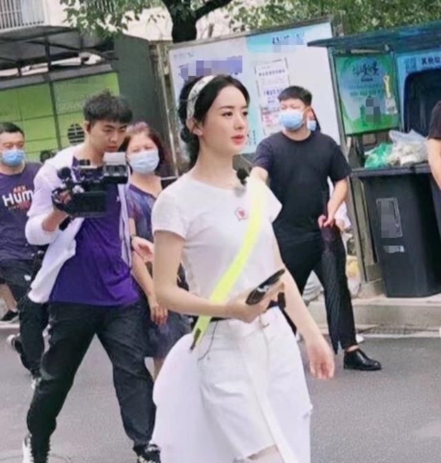  剧照|赵丽颖《中餐厅》宣传片剧照，波点上衣搭黑色皮裙，气质真好！