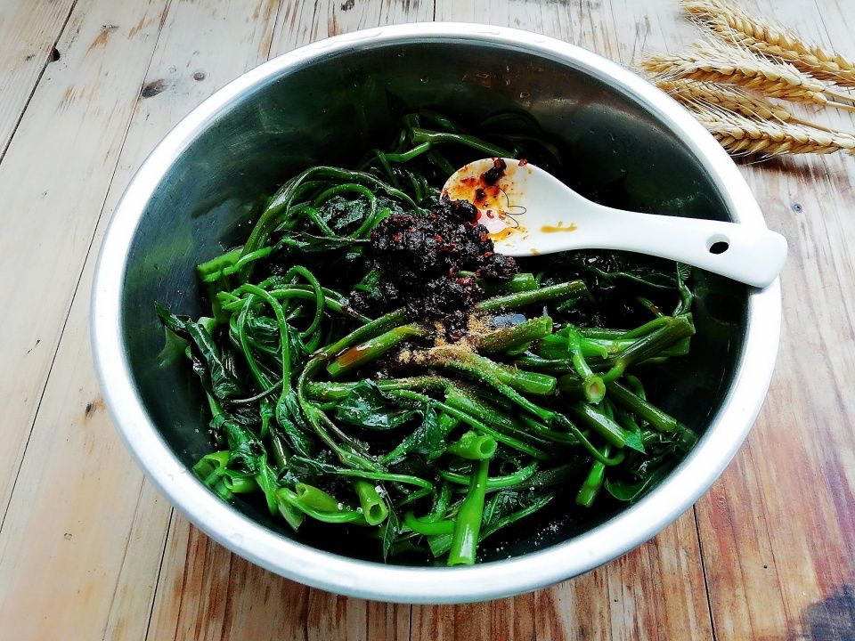  好吃|空心菜别再炒了，加点它拌一拌就上桌，拿肉都不换，太好吃了