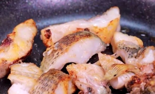 看着|清蒸鲈鱼吃腻了,不如换个口味,香辣爽口,看着都过瘾~