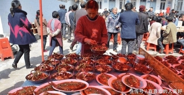 喝酒|农村酒席酒成摆设，原因主要有六点: