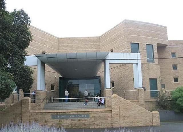 洋葱|澳女孩火车上对印度妇女拳打脚踢,嫌弃不已:你闻起来就像臭洋葱