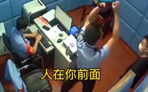 地铁|男子地铁上性骚扰女生，被抓现行不承认，民警：你肚脐眼是凸的？