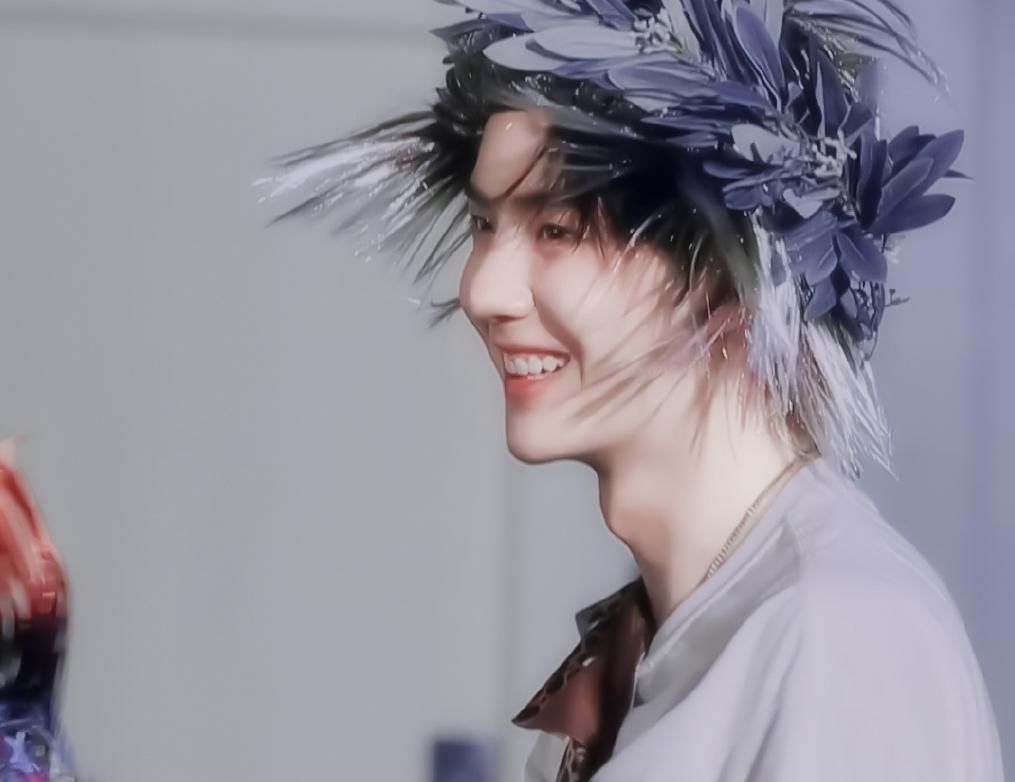  鞠躬|王一博时装走秀公开，变萌系被迫深鞠躬有点憨，自称太野秀弹舌