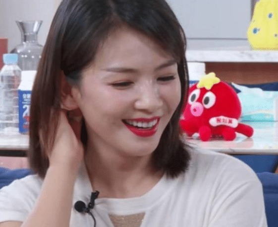 刘涛|刘涛直播间表演倒立,完美S型曲线惊艳众人,网友期待泳衣直播