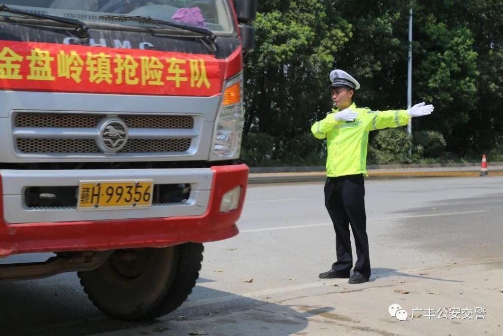 凯旋|【炎风十里相迎、馨香满怀而归】广丰交警抗洪突击队援鄱凯旋