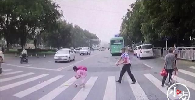 瓶子|环卫工过马路瓶子撒一地，旁边小学生下意识反应让人称赞
