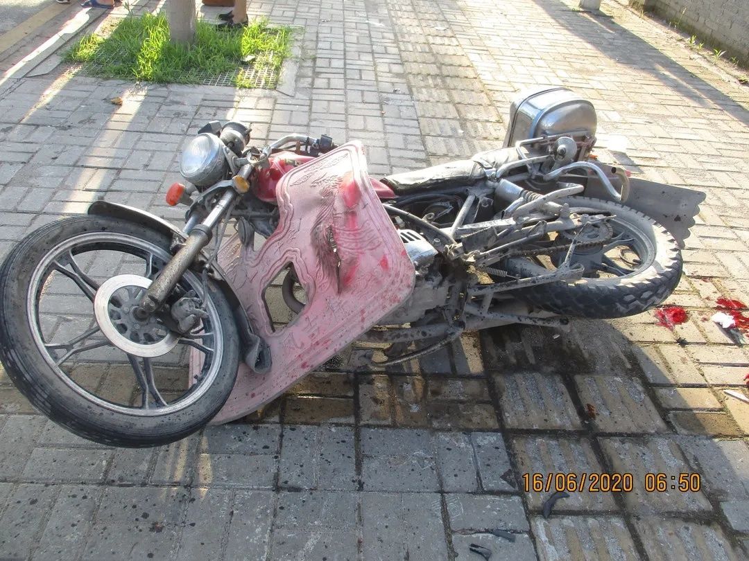  路上|上班路上开车打电话致同事被撞伤，警方却发现肇事男子昨天就已辞职，一查竟是蹲守一晚的蓄意报复