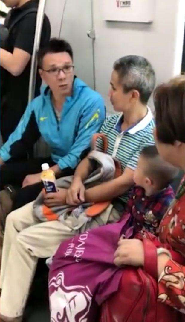 睡着|男子在地铁上因睡着没有主动让座，老人对其大骂没良心