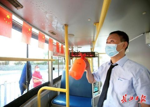 公交10路|公交司机孙洪江国庆当班都会挂上国旗,“让每一位乘客都能看到武汉的美好”