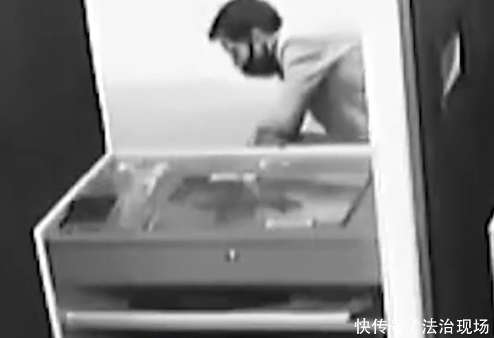名男子|男子靶场内练枪，前1秒对着靶子开了几枪，后1秒枪竟对准了自己！