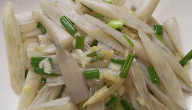  美食|三伏天多吃此菜，称“穷人版阿胶”，除老雀斑，润肤，补血又减龄