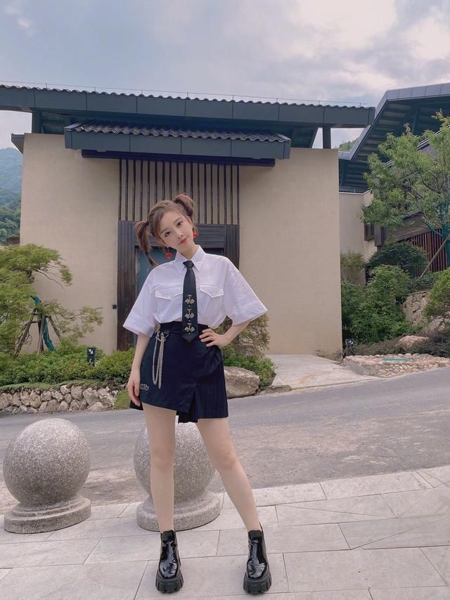  参加|提莫参加综艺和刘维调侃，尽显一线歌手风范，颜值高实力强惹人爱