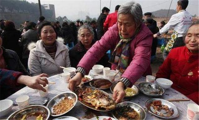 李奶奶|酒席上，奶奶端起一整盘肉给孙子，同桌人提醒反被怼：我也花钱了