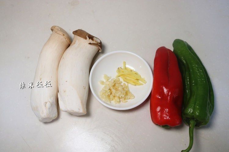  翻炒均匀|这三样一起炒，又鲜又脆，吃一口鲜嫩多汁，比肉嚼起来更香