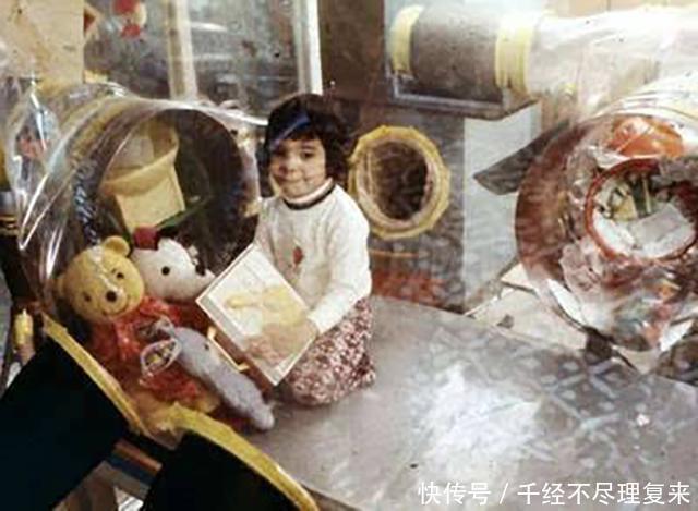  触摸|“泡泡男孩”：12岁才走出隔离罩，在死亡前第一次触摸到了妈妈